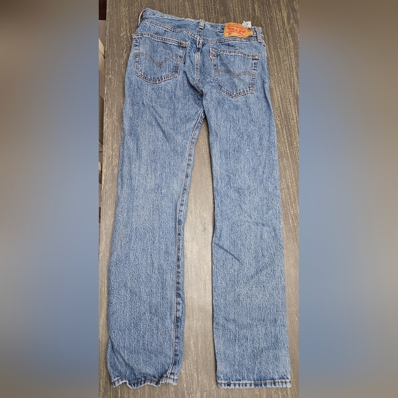 Levi's 501 Original Fit Men's Jeans Straight Leg medium stonewash W28 L32 - Picture 2 of 6